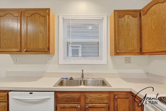 Building Photo - 3 bedroom ranch $1175