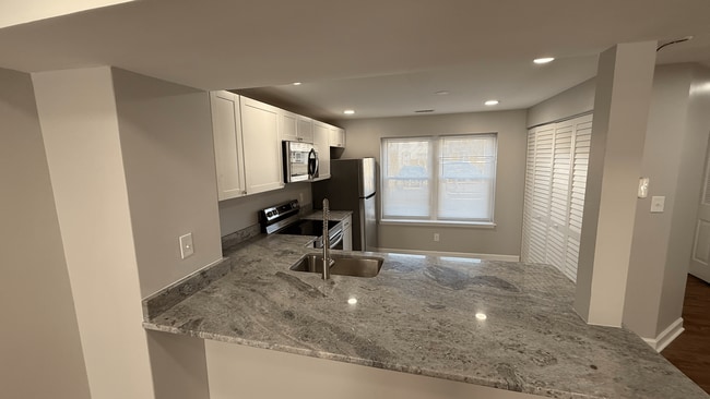 Building Photo - 1319 Peabody Dr