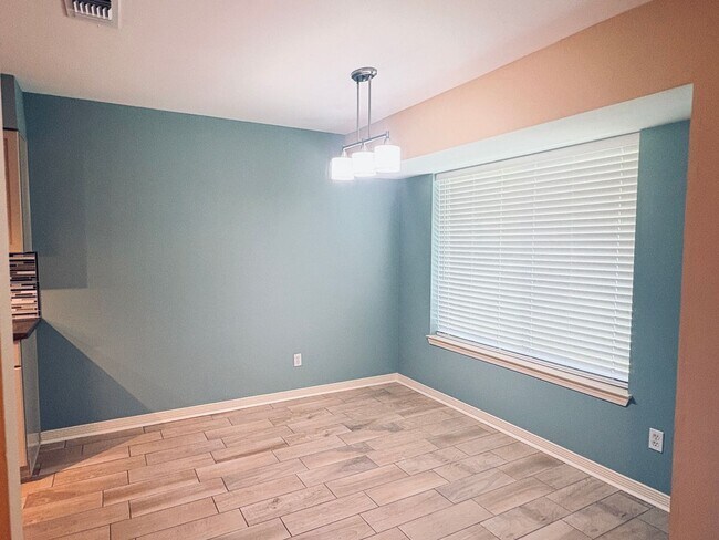 Building Photo - 10621 Creek Ridge Dr