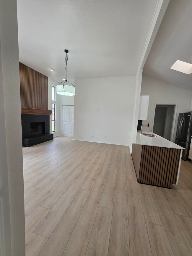 Building Photo - HF:2307 N Lincoln Ave