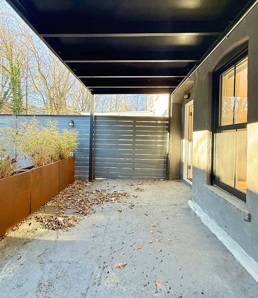 Outdoor patio - 938 Putnam Ave