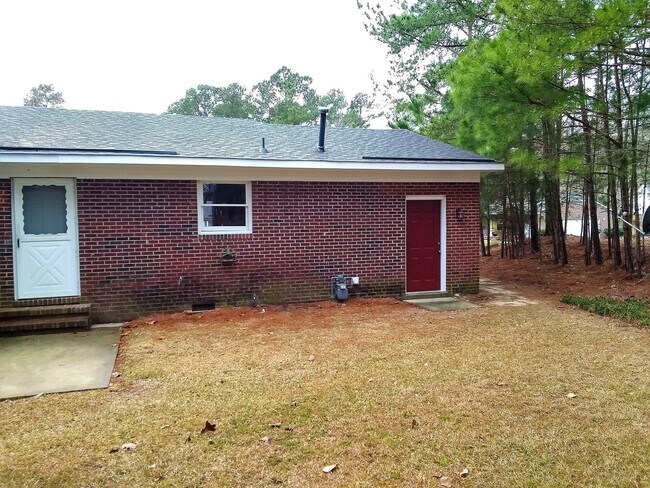 Building Photo - UPDATED & SPACIOUS 3 Bedroom 2 Bathroom home close to SHOPPING & FT BRAGG!!