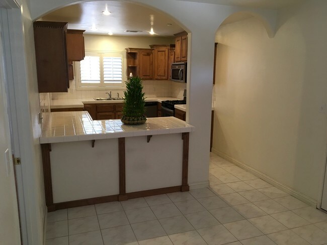 Building Photo - 923 Royal Oaks Dr