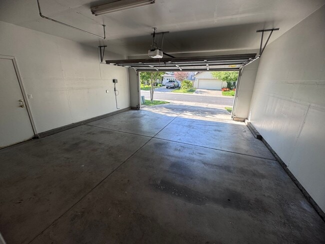 Building Photo - Stonelake Community - Four Bedroom!