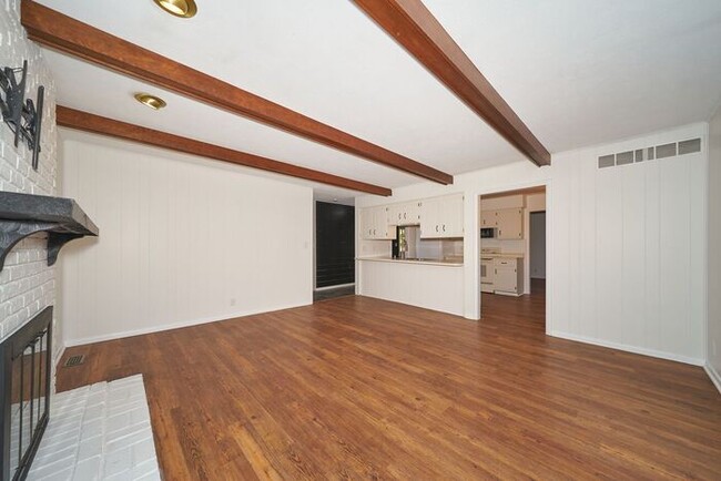 Building Photo - Spacious 3 Bedroom with Finished Basement ...