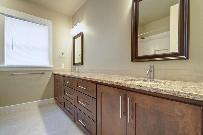 Building Photo - UT PRE-LEASE: Wood Floors, North Campus, Large Living Space, 2011 Construction, Custom High End K...