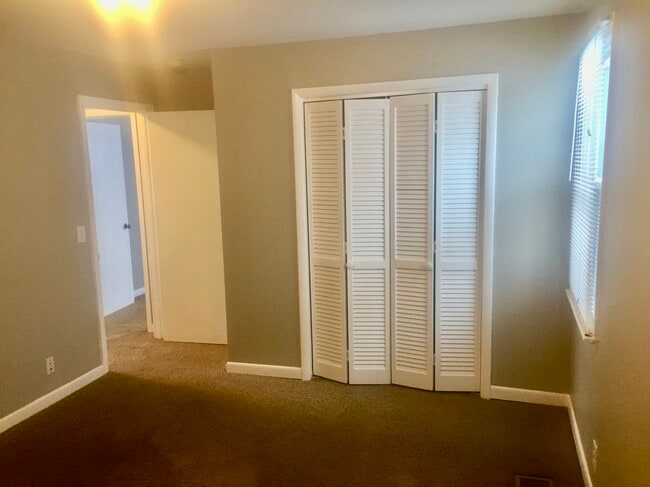 Building Photo - 305 35th Ave N