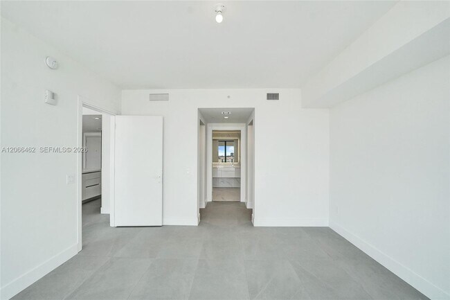 Building Photo - 1170 E Hallandale Beach Blvd
