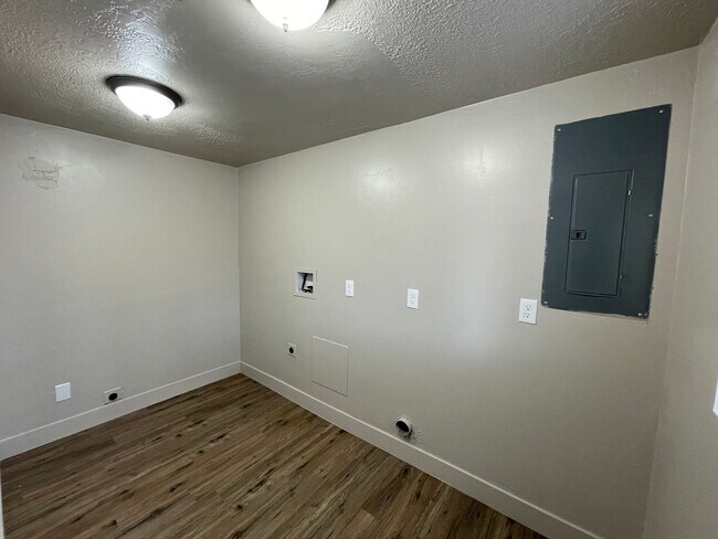 Building Photo - Spacious 6-Bedroom Magna Home with Fenced Yard