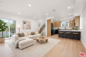 Building Photo - 913 N Hobart Blvd