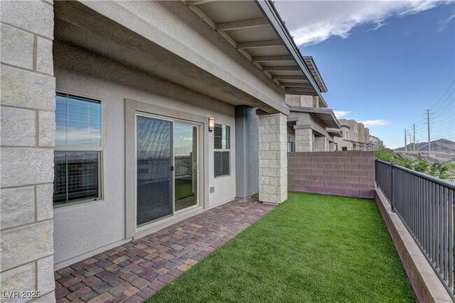 Building Photo - 600 Carriage Hill Dr