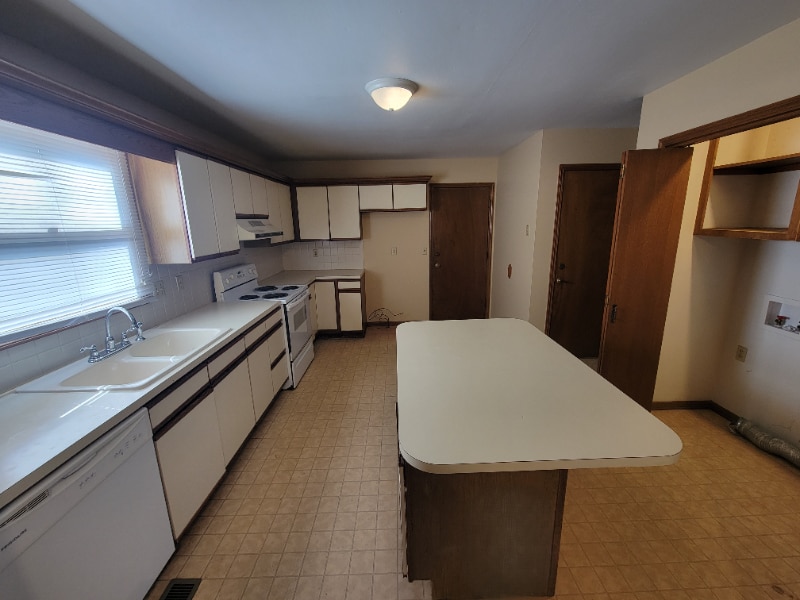 Building Photo - 2348 S Capri St