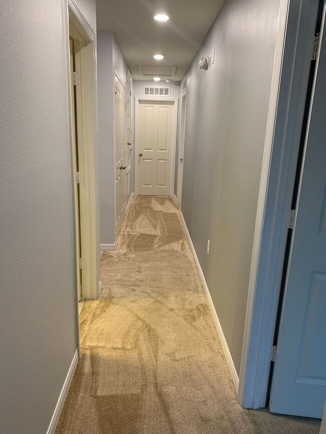 Building Photo - 4 Bedroom Gated Community Compass Bay