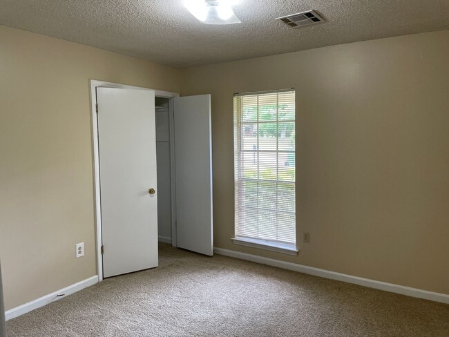 Building Photo - 242 Adler Dr