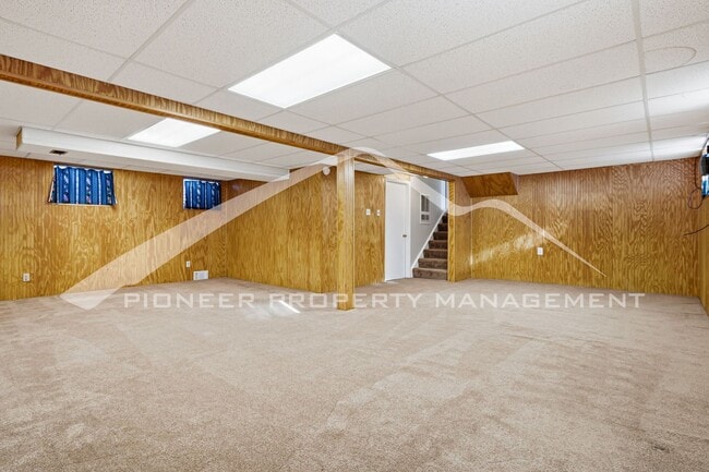 Building Photo - Spacious Home with 2 Car Garage and Centra...