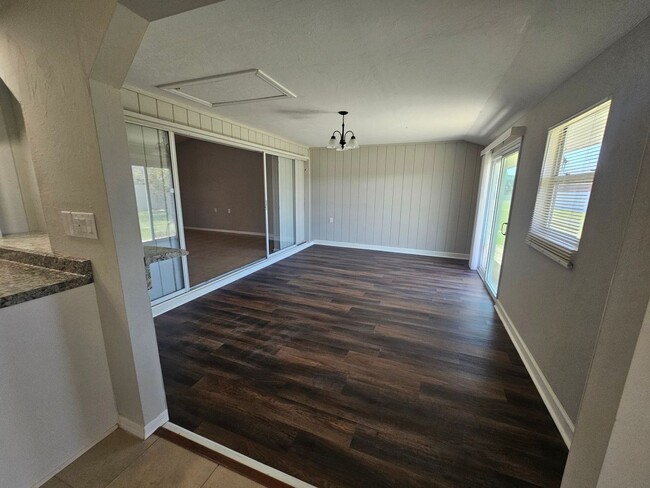 Building Photo - Pet Friendly Updated GREAT home in the area of Trafalgar and Skyline close to boat ramp and park!