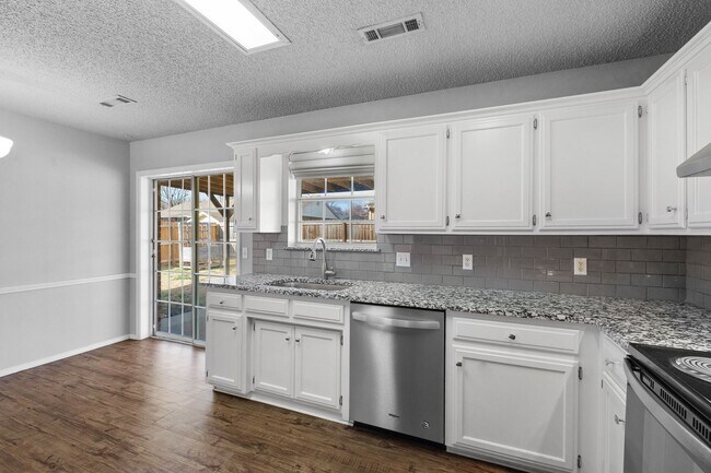 Building Photo - Modern 3-Bedroom Home with Open Kitchen & Fenced Yard