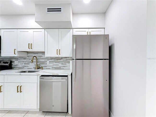 Building Photo - 1840 Shore Dr S