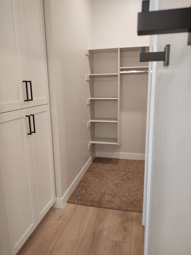 Building Photo - LIKE NEW 3 Bed Snowberry Dr!
