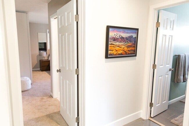 Building Photo - Gorgeous Fully Furnished 3 Bd 2 Bath Vacation Home!