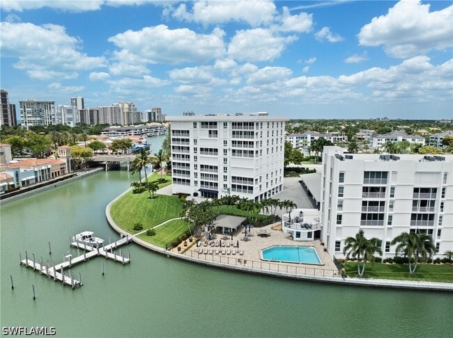 Building Photo - 250 Park Shore Dr