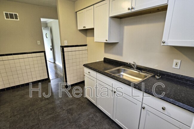 Building Photo - 9650 Cutler Dr