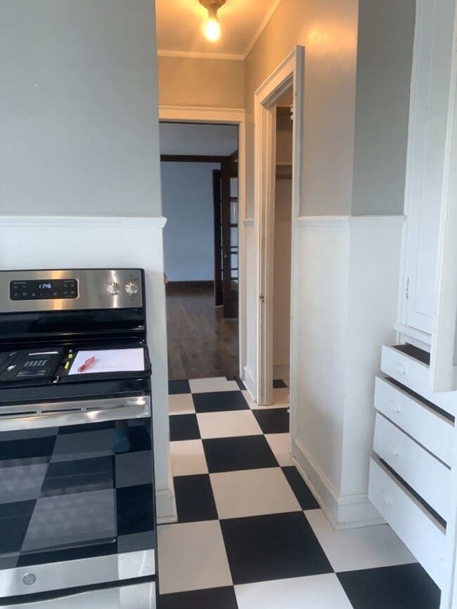 Building Photo - 318-320 N 12th Ave E