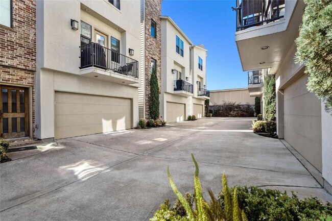 Building Photo - 1720 Live Oak St
