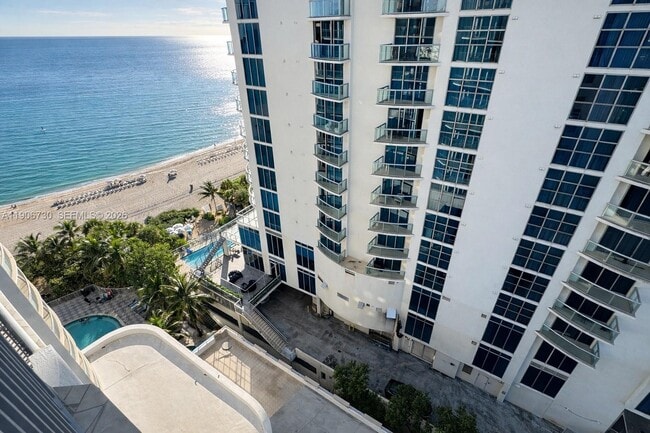 Building Photo - 17375 Collins Ave