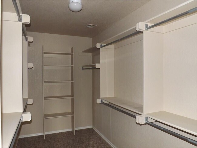 Building Photo - 2837 Astor Dr