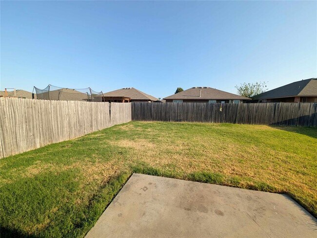 Building Photo - 621 Apple Tree Ln