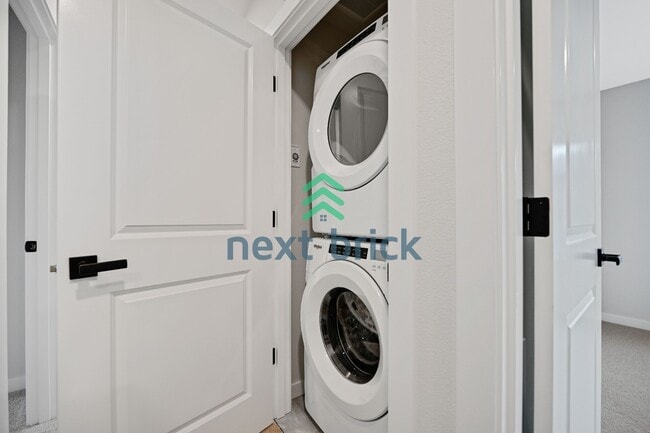 Building Photo - 3 BED & 2.5 BATH TOWNHOUSE FOR RENT