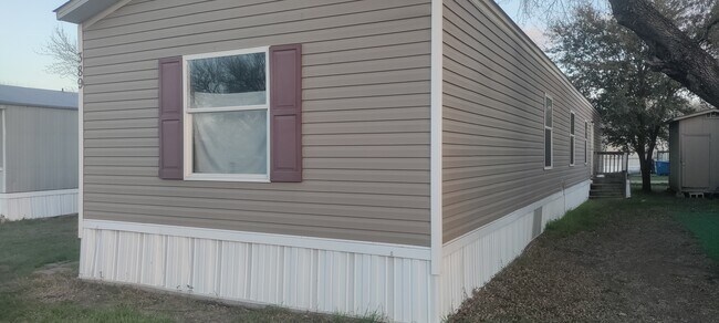 Building Photo - 8622 S Zarzamora St