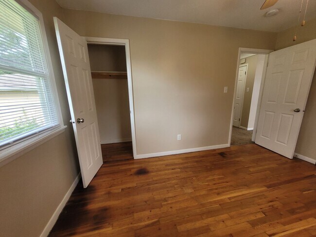 Building Photo - 2 Bedroom, 1 Bathroom Home 5 Minutes from ...