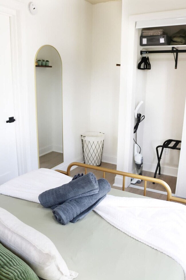 Building Photo - 102 W Emma St