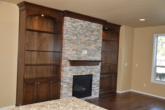 Building Photo - "Charming 3-Bed + Loft and 2 car garage Townhouse with Granite Elegance in Vancouver!"