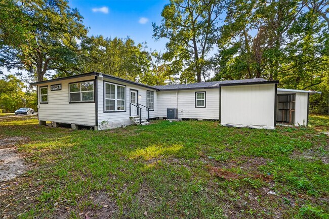 Building Photo - 16643 Lake Cir