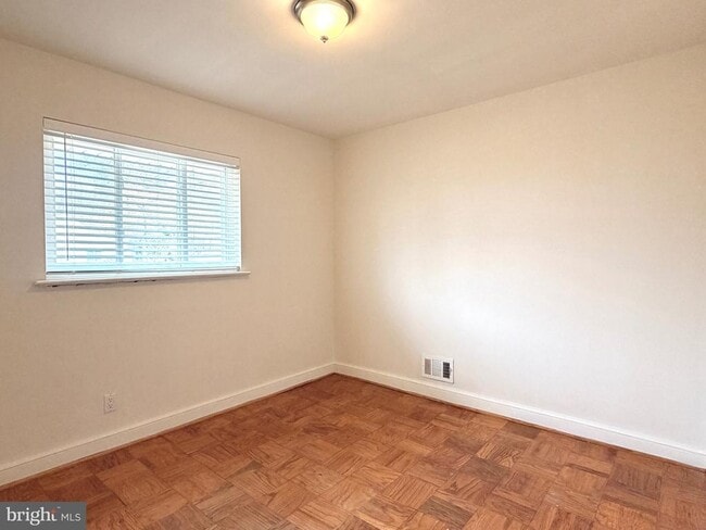 Building Photo - 2121 Patrick Henry Dr