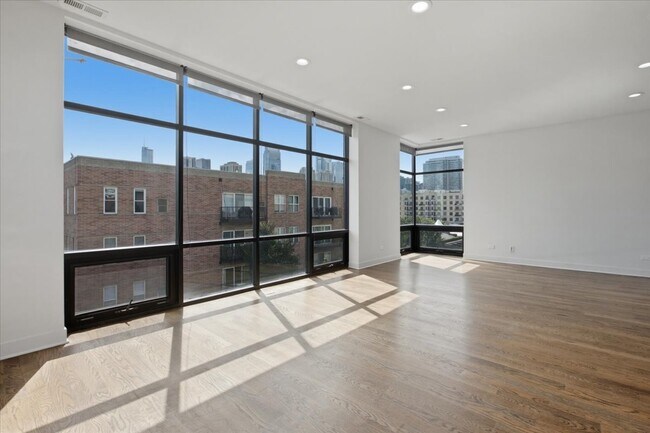 Building Photo - 650 N Green St