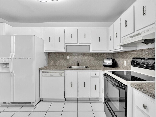 Building Photo - 100 Bayview Dr