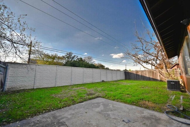 Building Photo - 1201 Westcott Dr