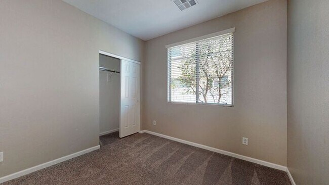 Building Photo - Very nice home in highly sought after location!