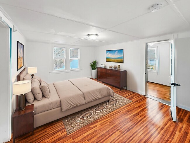 Building Photo - 230 King St