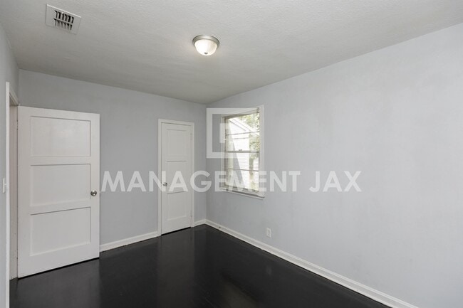 Building Photo - 2325 Westbrook Cir N