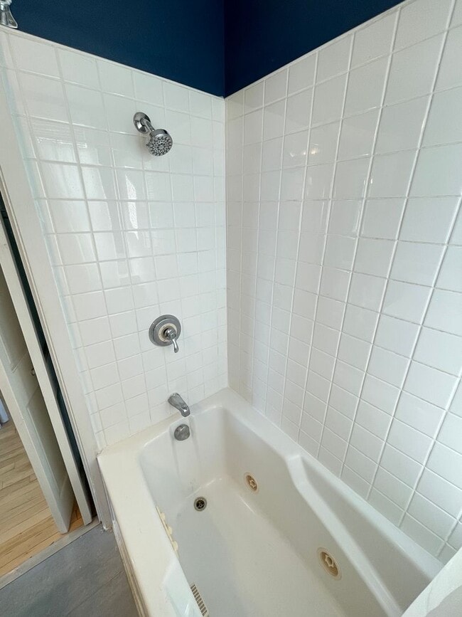 Building Photo - Available September - 2 Bedroom, 1 Bath New Reno!