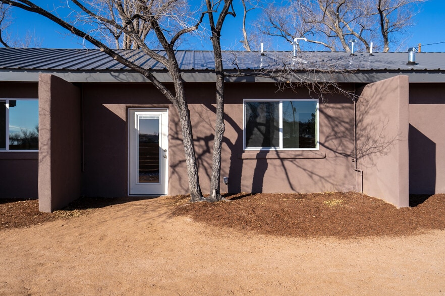 Building Photo - 2200 W Alameda St