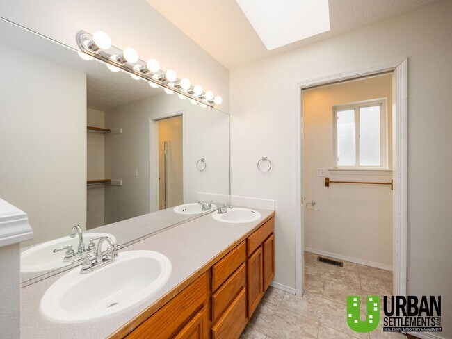 Building Photo - West Hills Gem – Space, Style & Prime Location!