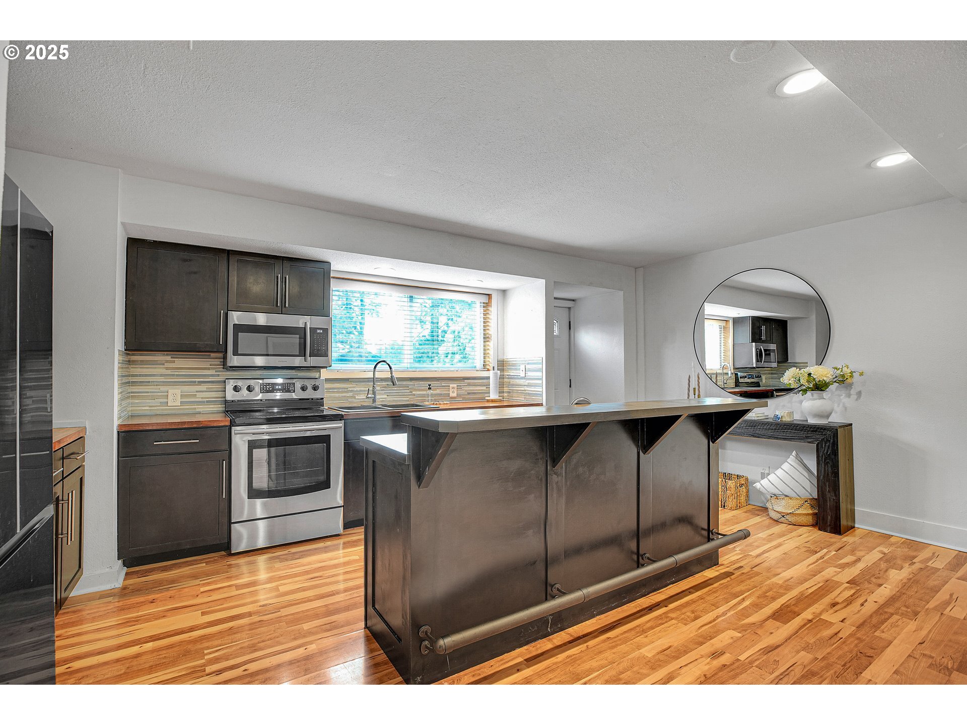 Building Photo - 8325 SW Terwilliger Blvd