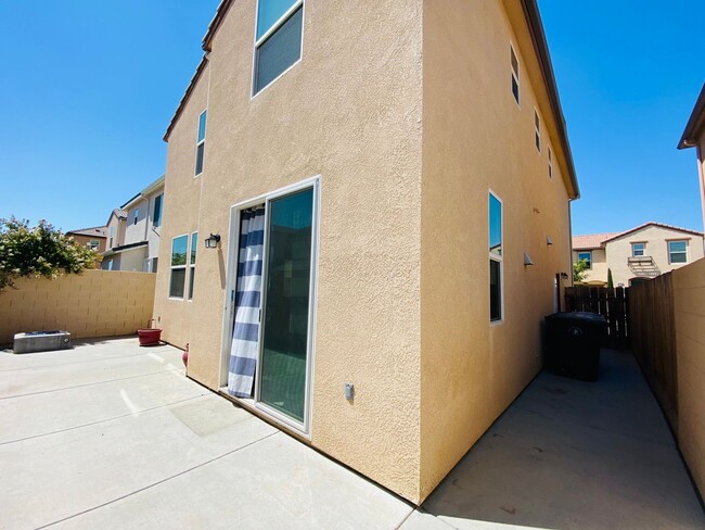 Building Photo - $2,095 Dewolf & Barstow, 3 Bedroom - Signi...