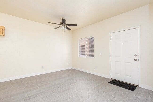 Building Photo - Move-in ready ground-floor 2 bed, 2 bath